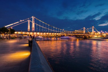 Moskova'daki Krymsky Köprüsü'nün (Kırım Köprüsü) gün batımı manzarası, Rusya