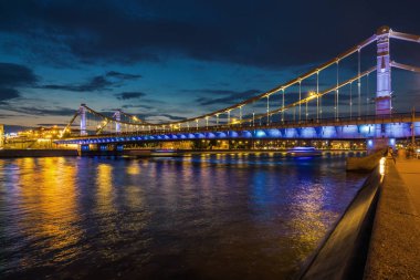 Moskova'daki Krymsky Köprüsü'nün (Kırım Köprüsü) gün batımı manzarası, Rusya