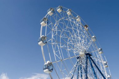 Nalchik, Kabardey-Balkar, Russi'de dönme dolabın güneşli manzarası