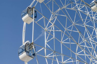 Nalchik, Kabardey-Balkar, Russi'de dönme dolabın güneşli manzarası