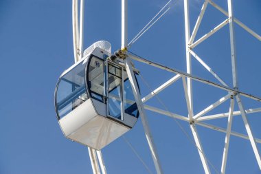 Nalchik, Kabardey-Balkar, Russi'de dönme dolabın güneşli manzarası