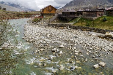Yukarı Balkarya' da dağın bulutlu manzarası, Kafkasya, Ka