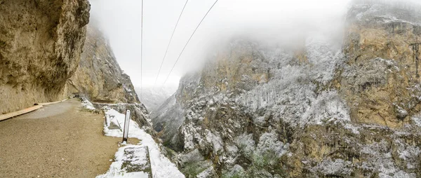 Paisaje nublado de la montaña en Alto Balkaria, Cáucaso, Ka — Foto de Stock