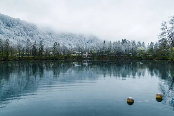 Yukarı Balkar, Kabardey'de Mavi göl ve ormanın bulutlu manzarası