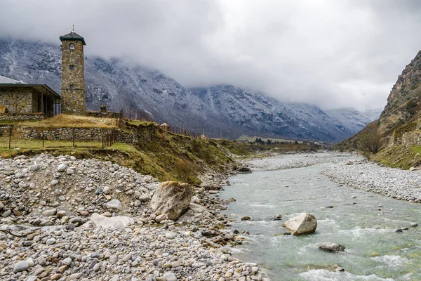 Yukarı Balkarya' da dağın bulutlu manzarası, Kafkasya, Ka