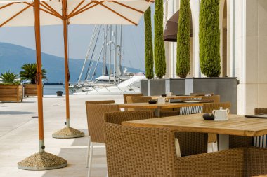 Karadağ 'ın Tivat kentindeki deniz kenarında güzel bir kafe. Kotor Körfezi,
