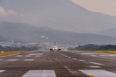 Karadağ 'ın Tivat Havalimanı' nın gün batımı görünümü ve kalkış uçağı