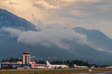Karadağ 'ın Tivat Havalimanı' nın gün batımı görünümü ve kalkış uçağı