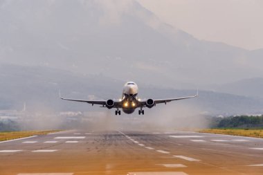 Karadağ 'ın Tivat Havalimanı' nın gün batımı görünümü ve kalkış uçağı