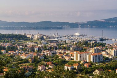 Karadağ 'ın Tivat kenti yakınlarındaki Kotor Körfezi' nin güneşli sabah manzarası.