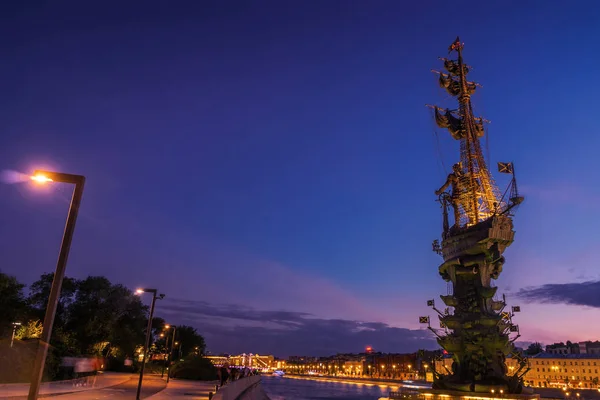 Puesta de sol vista del monumento a Pedro el Grande, zar ruso, en Mos — Foto de Stock