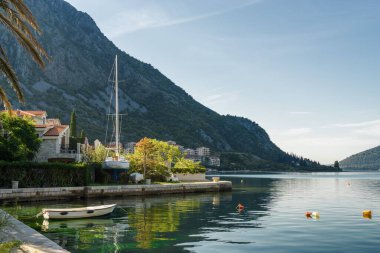 Karadağ 'ın Kotor Körfezi' ndeki güzel küçük kasaba Risan 'ın güneşli sabah manzarası.