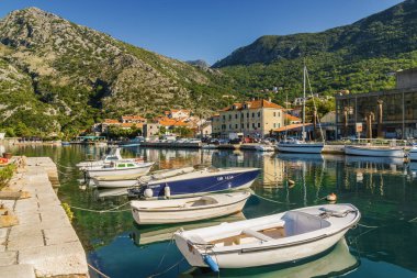 Karadağ 'ın Kotor Körfezi' ndeki güzel küçük kasaba Risan 'ın güneşli sabah manzarası.