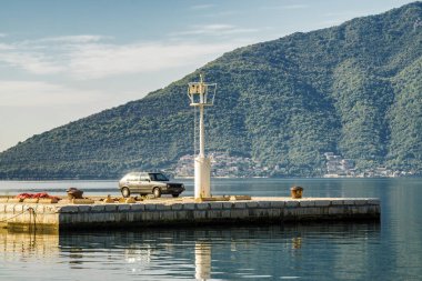 Karadağ 'ın Kotor Körfezi' ndeki güzel küçük kasaba Risan 'ın güneşli sabah manzarası.