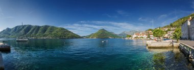 Karadağ 'ın Kotor Körfezi Perast kentinin güneşli sabah manzarası.