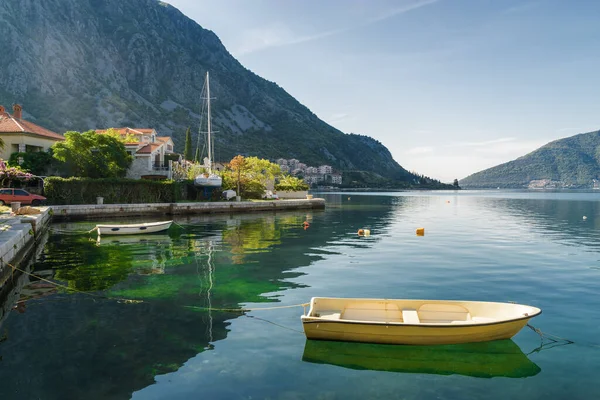 Karadağ 'ın Kotor Körfezi' ndeki güzel küçük kasaba Risan 'ın güneşli sabah manzarası.