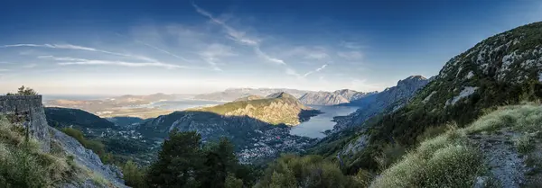 Auringonnousu Panoraamanäkymät Vuoristoon Kotor Lahteen Montenegroon Näkymä Vuoren Huipulla Käärme — kuvapankkivalokuva