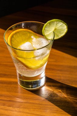 Soğuk yaz kireç ve buzla kaplı nefis bir kuyruk. Ahşap arka planda damlalar var..