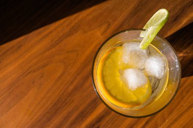 Soğuk yaz kireç ve buzla kaplı nefis bir kuyruk. Ahşap arka planda damlalar var..