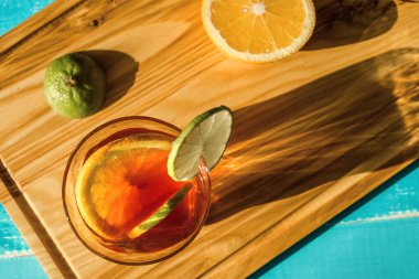 Soğuk yaz kireç ve buzla kaplı nefis bir kuyruk. Ahşap arka planda damlalar var..