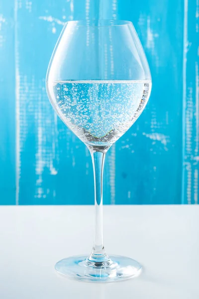 Verano Frío Delicioso Cóctel Con Lima Hielo Vaso Con Gotas —  Fotos de Stock