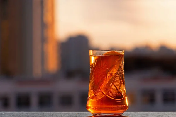 冷たい夏おいしいカクテルライムと日没の背景に滴とガラスの氷 — ストック写真