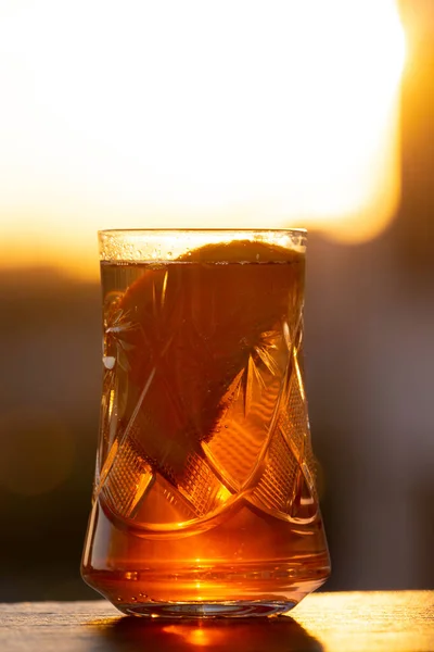 冷たい夏おいしいカクテルライムと日没の背景に滴とガラスの氷 — ストック写真
