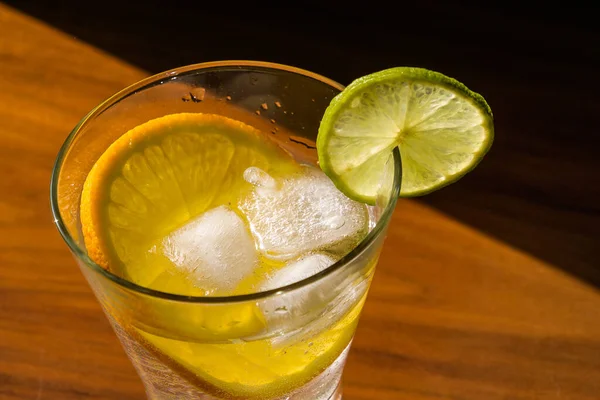 Κρύο Καλοκαίρι Πεντανόστιμο Coctail Lime Και Πάγο Ένα Ποτήρι Σταγόνες — Φωτογραφία Αρχείου