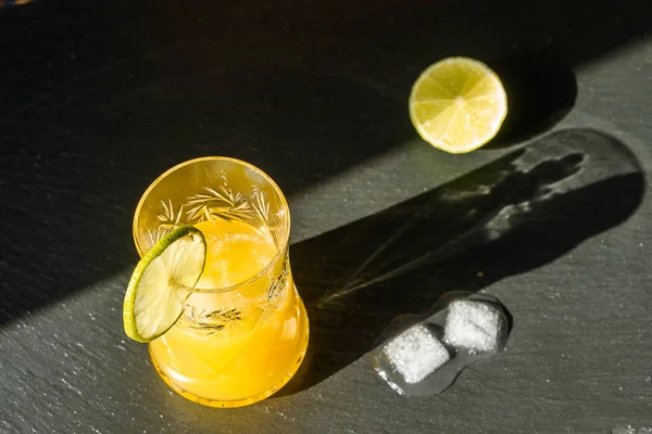 Verão Frio Delicioso Coquetel Com Limão Gelo Copo Com Gotas — Fotografia de Stock