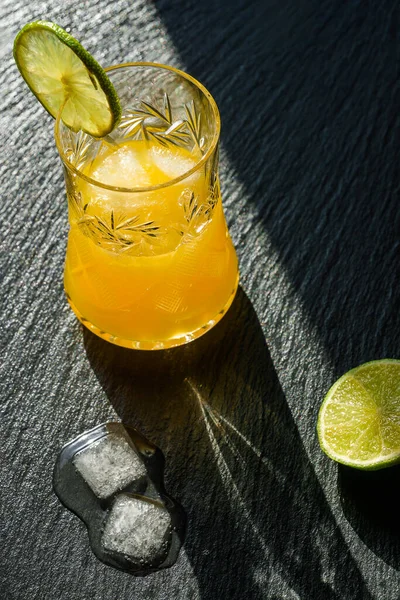 Verão Frio Delicioso Coquetel Com Limão Gelo Copo Com Gotas — Fotografia de Stock