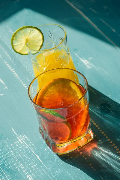 Κρύο Καλοκαίρι Πεντανόστιμο Coctail Lime Και Πάγο Ένα Ποτήρι Σταγόνες — Φωτογραφία Αρχείου