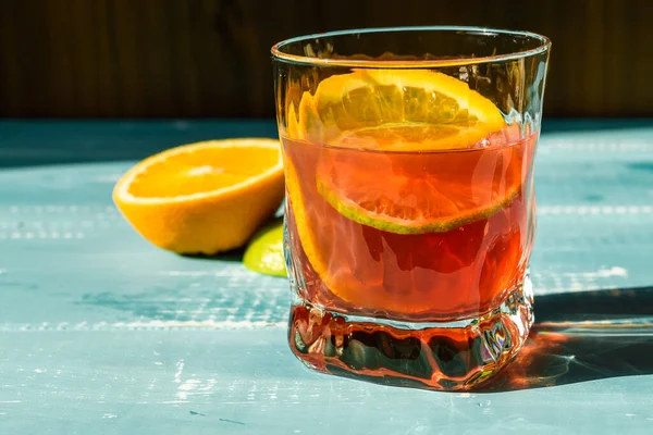 Kalter Sommer Köstlicher Coctail Mit Limette Und Eis Einem Glas — Stockfoto