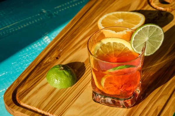 Κρύο Καλοκαίρι Πεντανόστιμο Coctail Lime Και Πάγο Ένα Ποτήρι Σταγόνες — Φωτογραφία Αρχείου