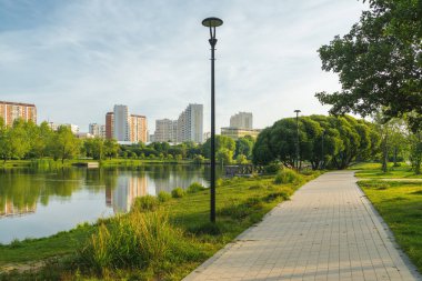 Güney Butovo bölgesindeki Yuzhnoe Butovo parkının yaz sabahı manzarası, Moskova, Rusya.