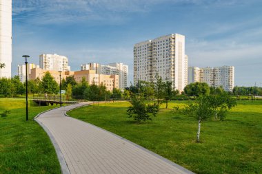 Güney Butovo bölgesindeki Yuzhnoe Butovo parkının yaz sabahı manzarası, Moskova, Rusya.