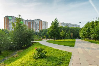 Güney Butovo bölgesindeki Yuzhnoe Butovo parkının yaz sabahı manzarası, Moskova, Rusya.