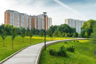 Güney Butovo bölgesindeki Yuzhnoe Butovo parkının yaz sabahı manzarası, Moskova, Rusya.