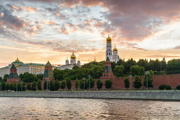 새벽에 하늘과 오렌지색 수평선이 모스크바 크렘린과 볼쇼이 카메니 다리의 — 스톡 사진