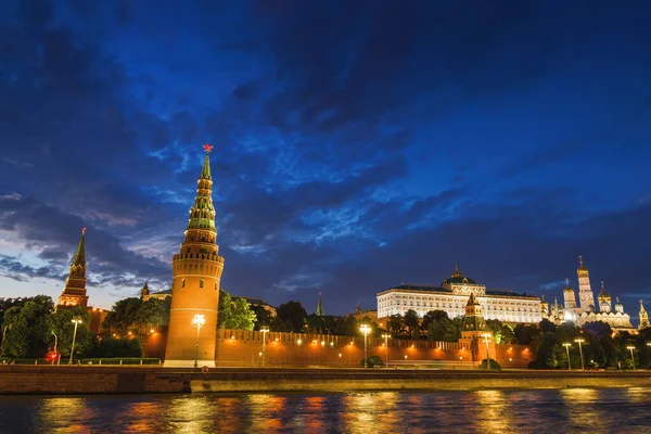 새벽에 하늘과 오렌지색 수평선이 모스크바 크렘린과 볼쇼이 카메니 다리의 — 스톡 사진