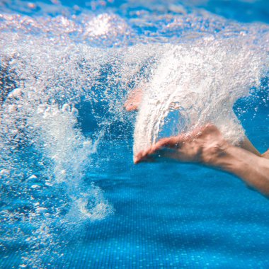 Sualtı yüzme yüzme havuzu yaz aylarında erkekler bacaklar