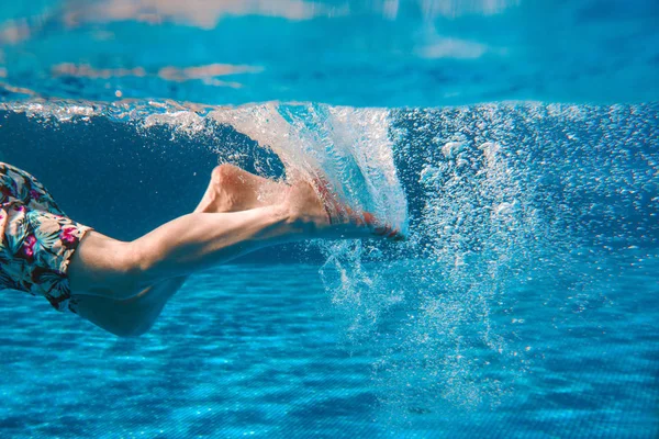 Víz Alatti Úszás Medencében Nyári Férfi Lábak — Stock Fotó