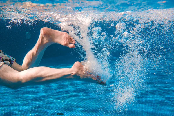 Piernas Los Hombres Nadando Bajo Agua Piscina Verano — Foto de Stock