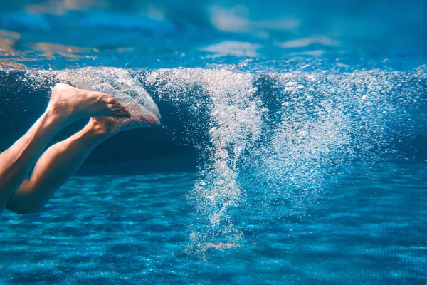 Gambe Uomo Che Nuotano Sott Acqua Piscina Estate — Foto Stock