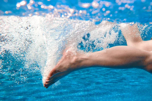 Gambe Uomo Che Nuotano Sott Acqua Piscina Estate — Foto Stock