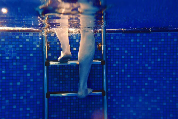 Pernas Homem Nas Escadas Subaquáticas Piscina Verão — Fotografia de Stock