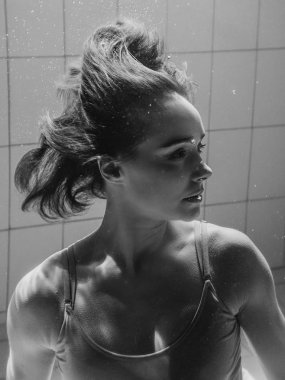 tek renkli sualtı yüzme havuzunda atletik spor kadın portresi