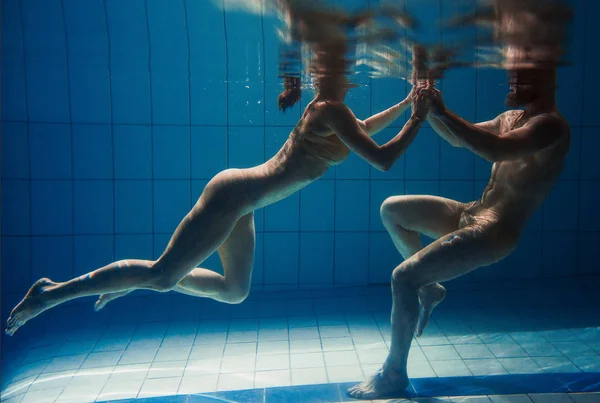 水中での運動 スポーティダンス 水泳プールでのヨガアサナカップル の活動 — ストック写真