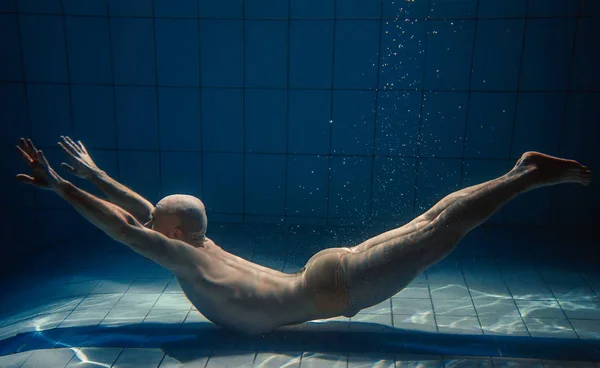 Athletic Sport Man Underwater Swimming Pool — Stock Photo, Image