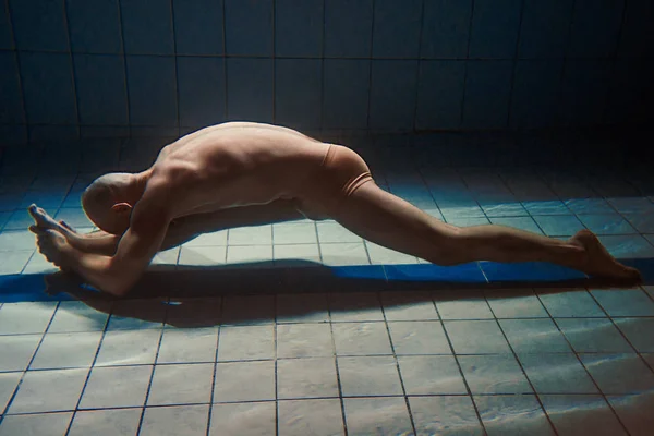Atletik Spor Adam Sualtı Yüzme Havuzunda — Stok fotoğraf