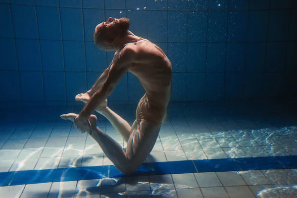 Atletik Sporcu Yüzme Havuzunda Suyun Altında Spor Yoga Serbest Dalış — Stok fotoğraf